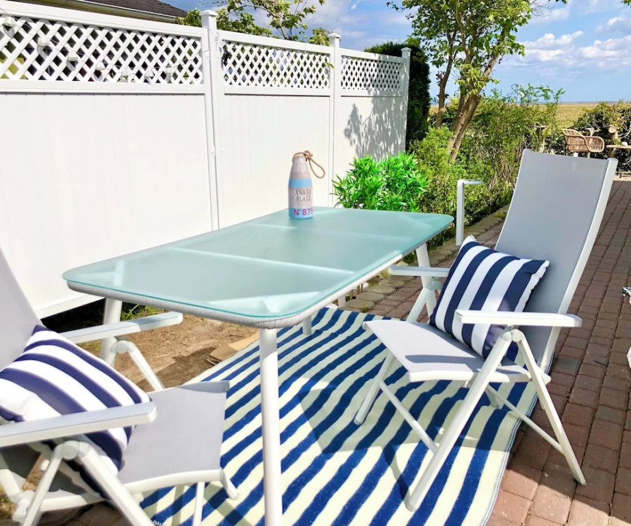 Serene Waterview Retreat 2 Bedrooms in Mönkebude, Germany