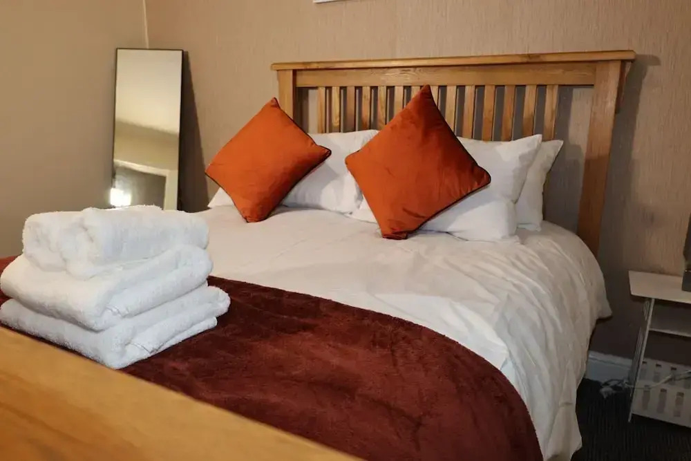 Nottingham 5-br, Sleeps 11 w/ Garden & Parking