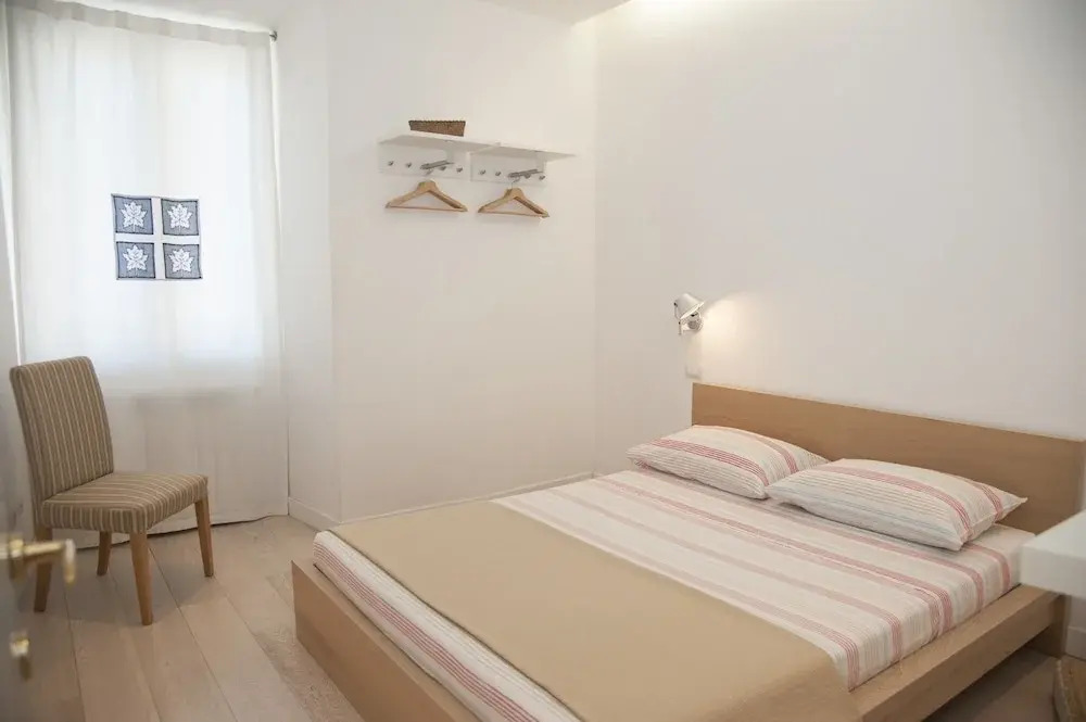 Center 2 Rooms