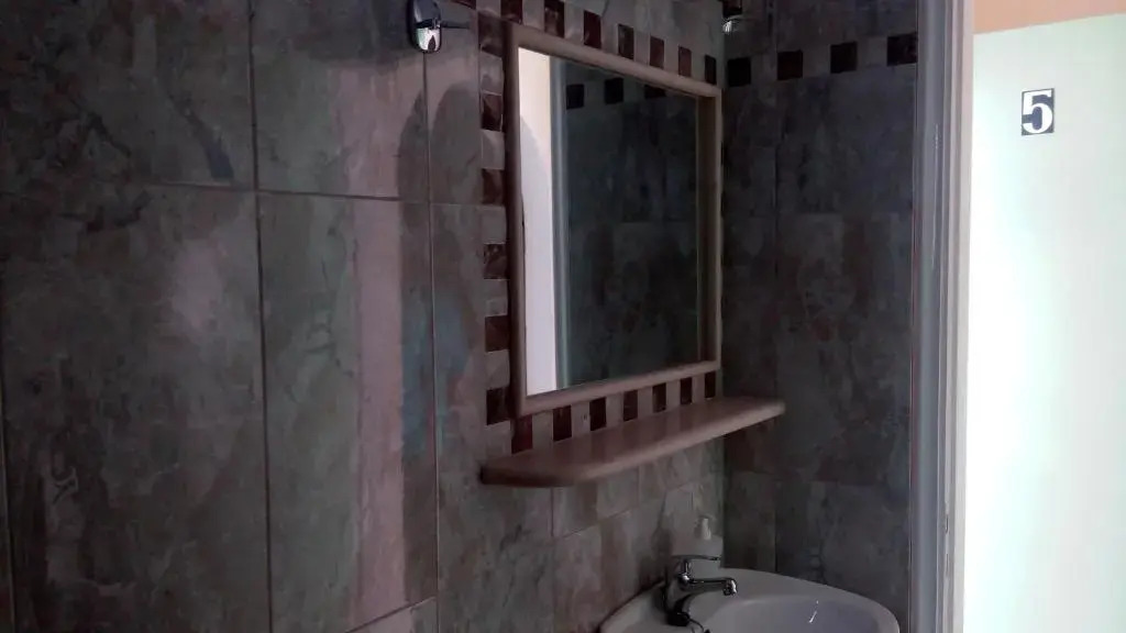 Elenis Rooms