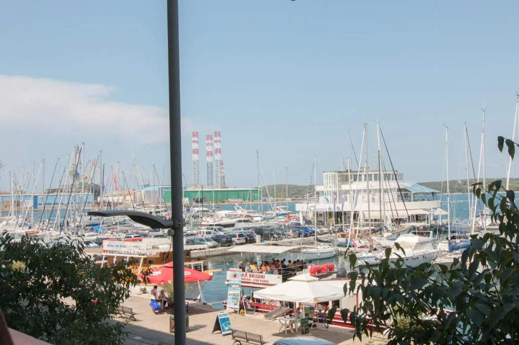 Harbour-Apartment with sea view and parking spot