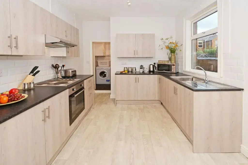 Hampton House by YourStays - 4 Bedroom House in Centre of Crewe