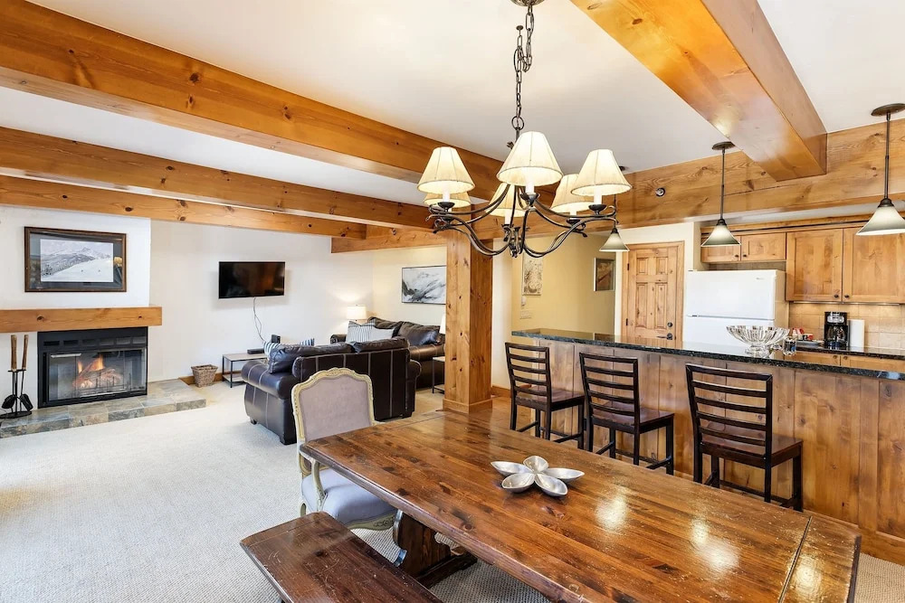 Snowmass 2BR Getaway Pool, Hot Tub & Ski Access - D2 by RedAwning