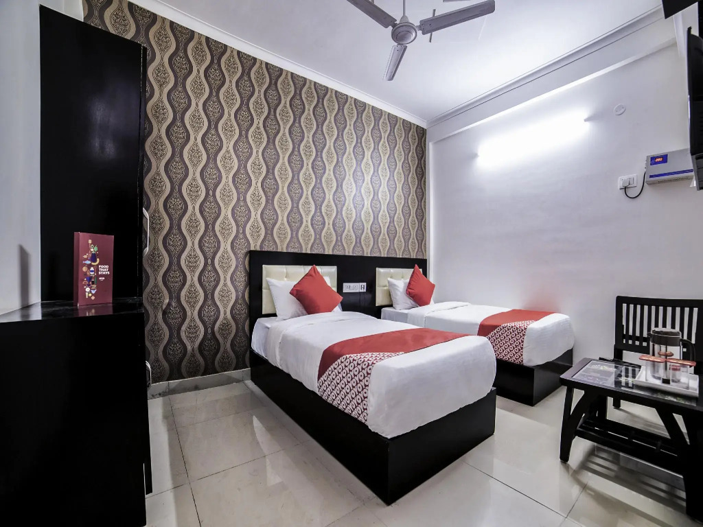 OYO 13637 Crown Residency