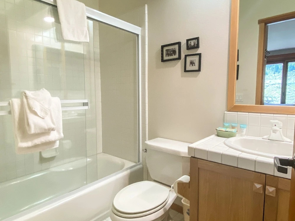 Snowcreek V 760 Pet-Friendly, Amazing Mountain Views, Private 2 Car Garage, Washer Dryer by RedAwning
