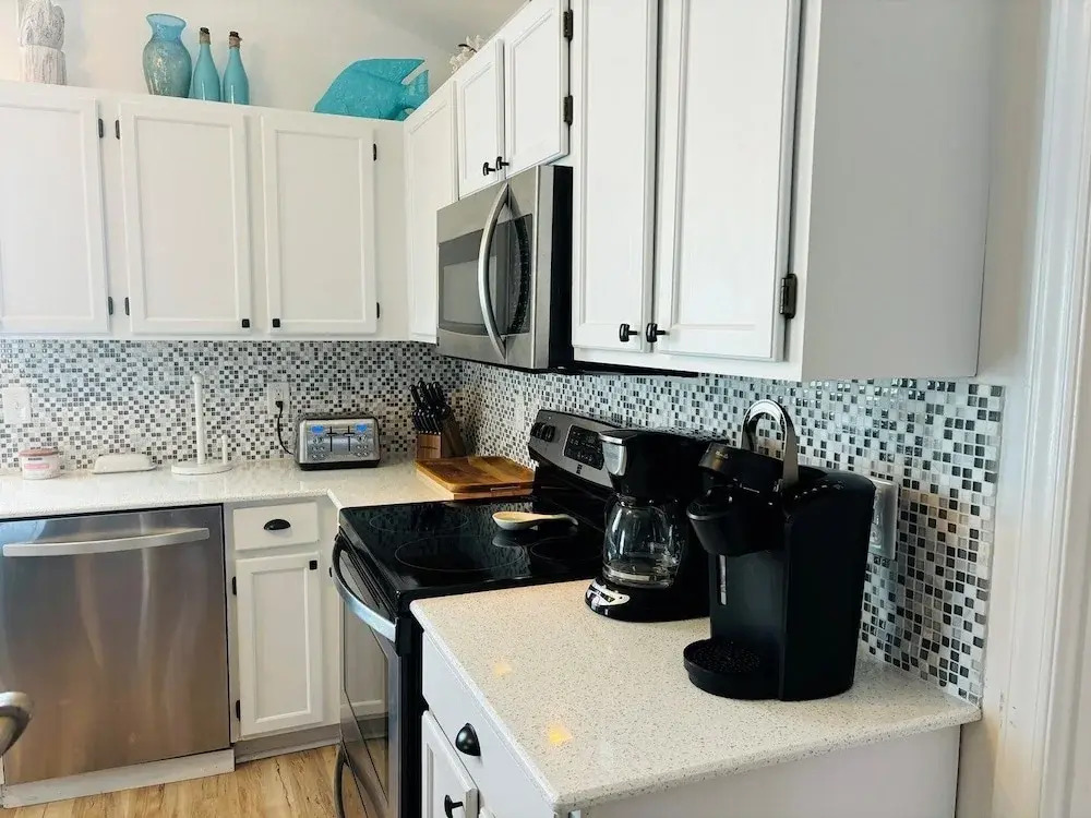 Blue Crab Cottage 4 Bedroom Home by RedAwning