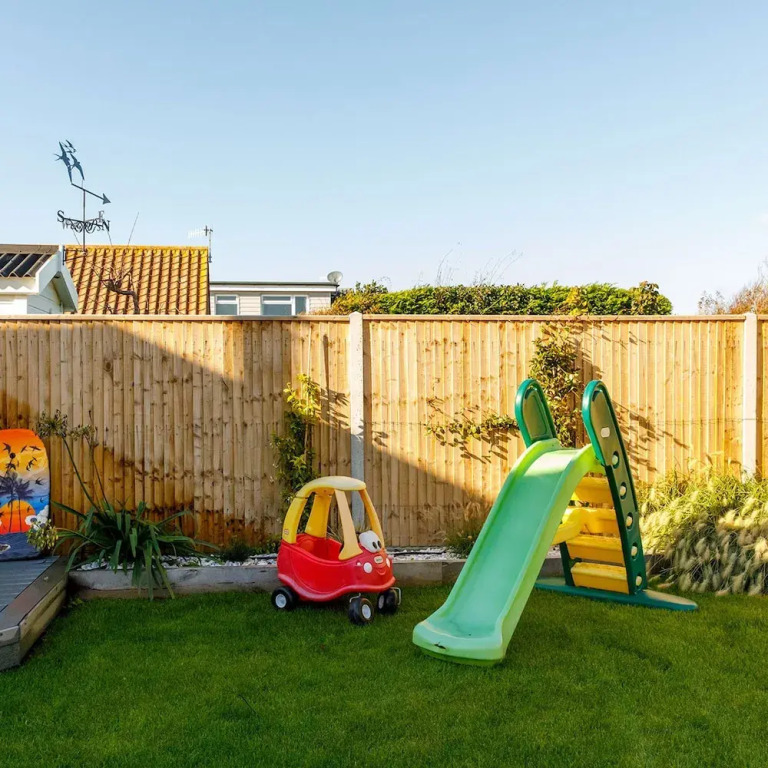 4BR Beach House sleeps 10 - 5 mins walk to the Sea