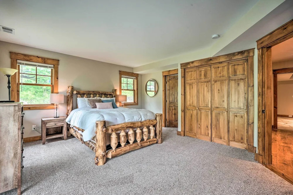 Elegant Mtn Chalet w/ Deck: 1 Mi to Mt Snow!
