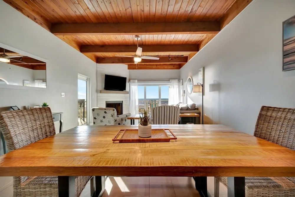 Beachfront Ocean Views Balcony Condo Sleeps 8