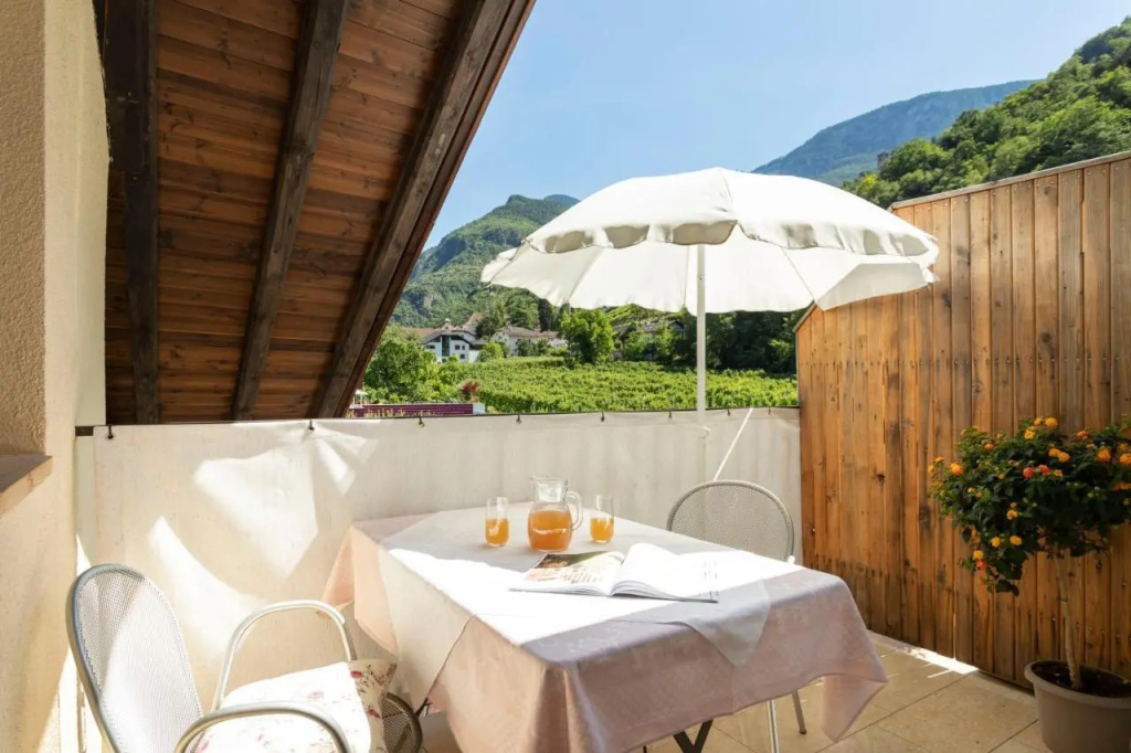 Kreuzwegerhof Nals - Apartments with Pool and Air Conditioning near Merano & Bolzano