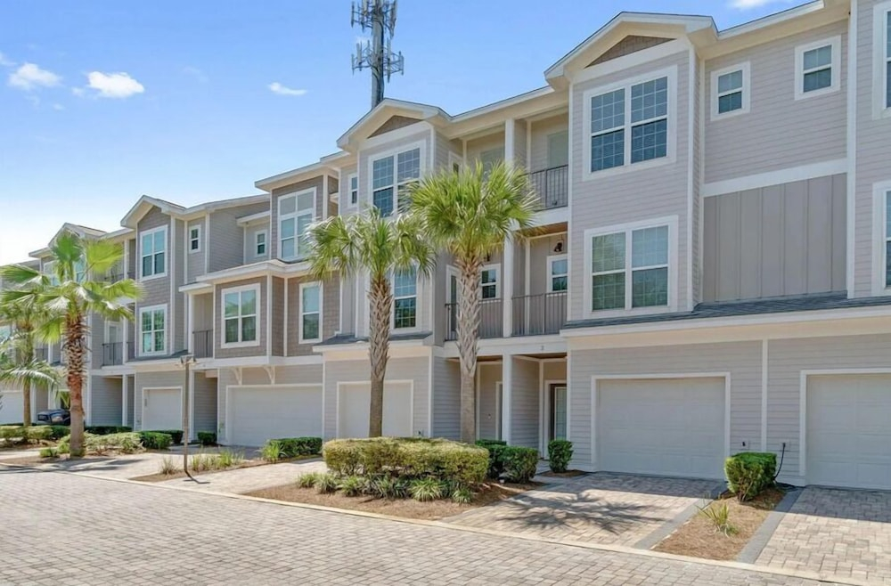 Driftwood Townhomes #3- Liv Salty