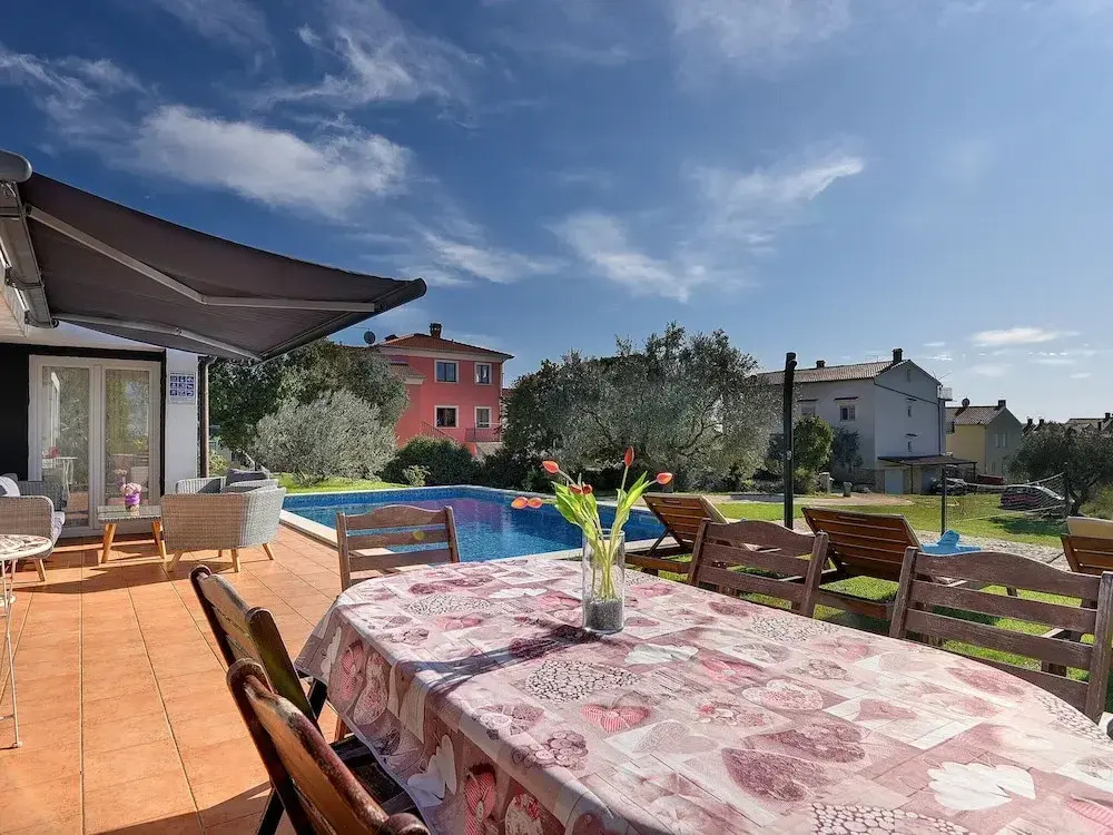 Villa with Swimming Pool, Volleyball Court & Hot Tub, near Rovinj