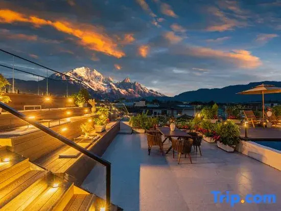 Yueshan Hillside Reverie | 270° Snow Mountain View | Smart Designer Vacation Apartment
