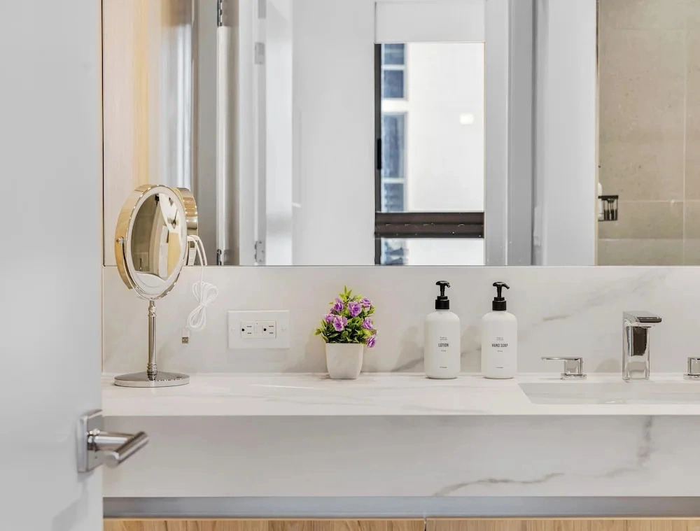 The Crosby Exclusive Condo - Pool & Gym