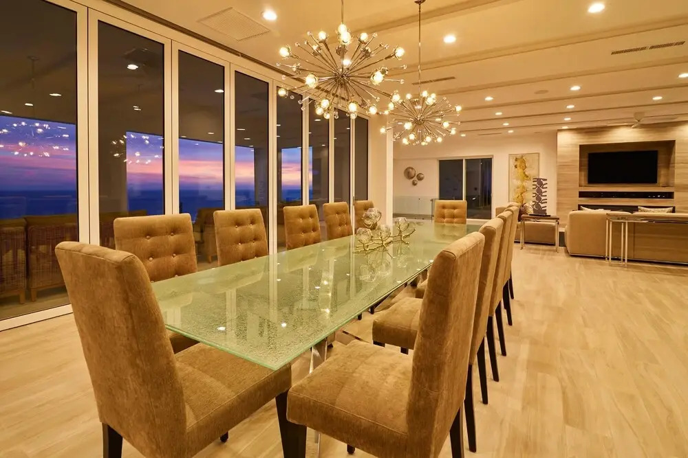 Luxurious Oceanfront Living, Minutes From Downtown: Villa Land's End