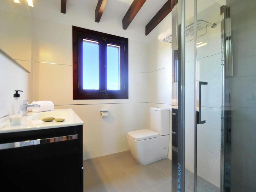 Large rustic country house for 12 people with garden and pool