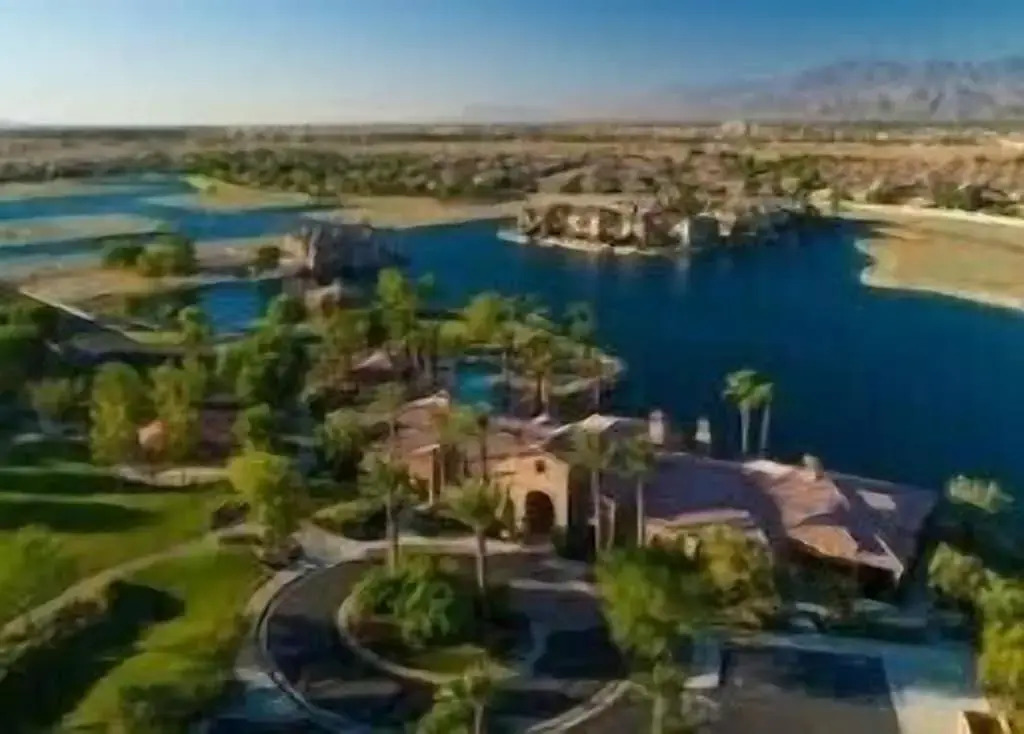 Terra Lago Lakehouse Villa, close to golf, tennis, festivals and shopping!