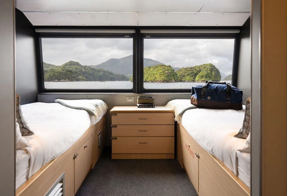 Milford Sound Overnight Cruise - Fiordland Discovery