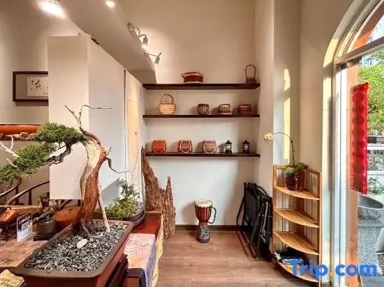 Mangshi Heyi Homestay (Dai Ethnic Ancient Town Golden Pagoda)