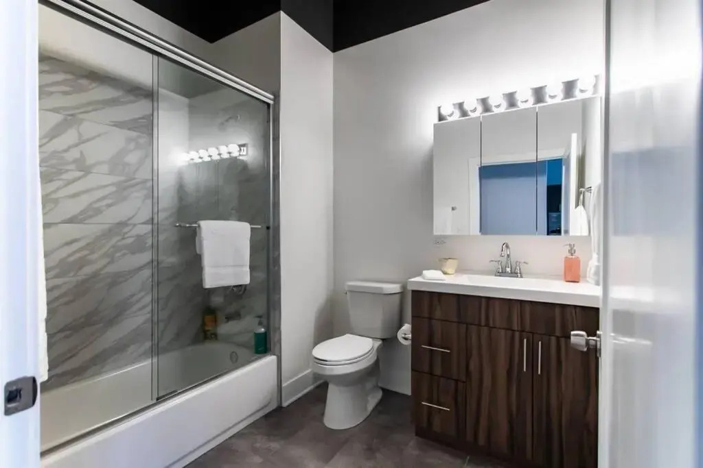 McCormick Place modern 2br-2ba Loft with optional parking for 6 guests