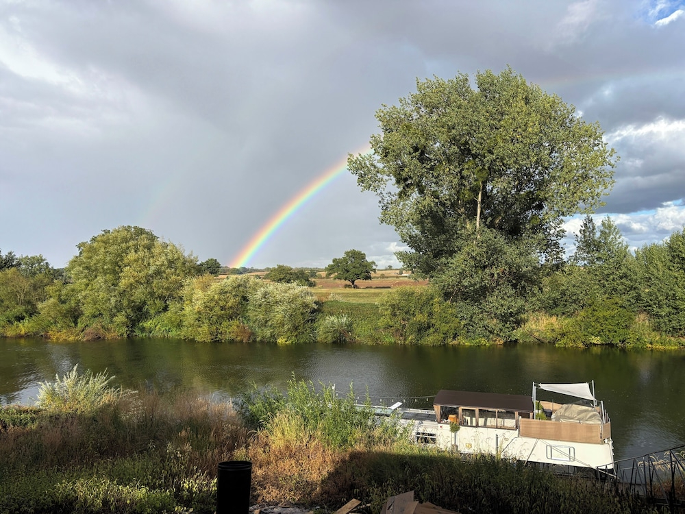 Unique 2 Bed Waterside Retreat, Pet Friendly