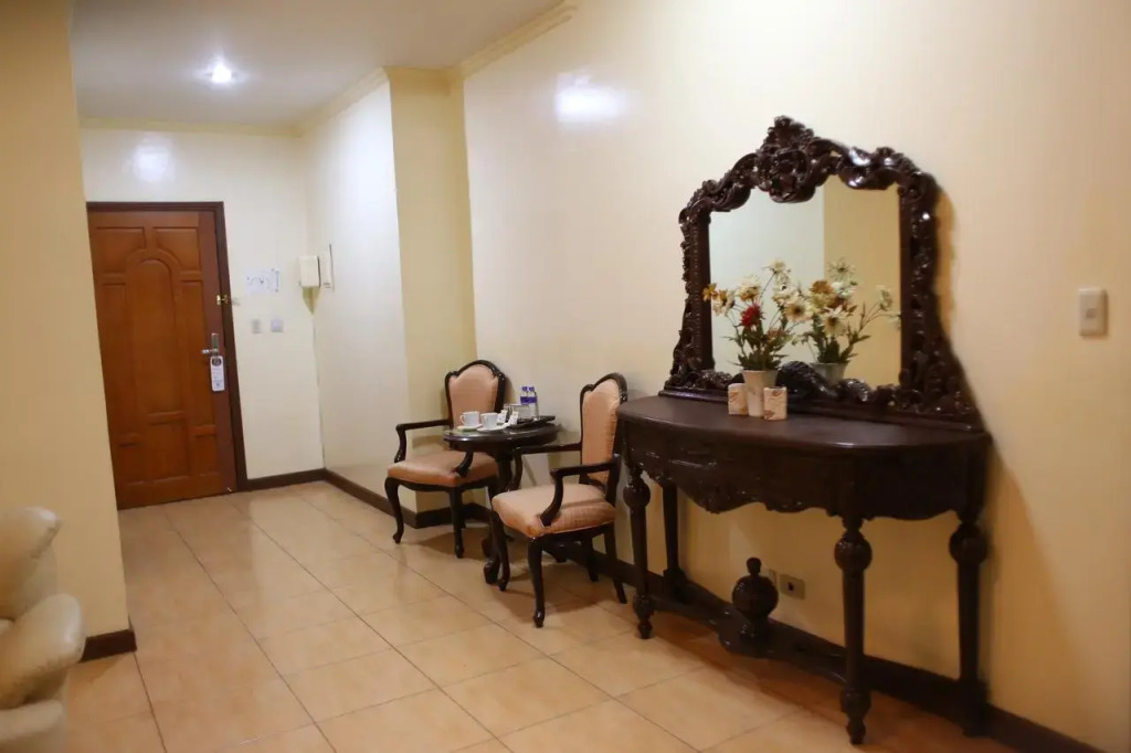 Crown Royale Hotel