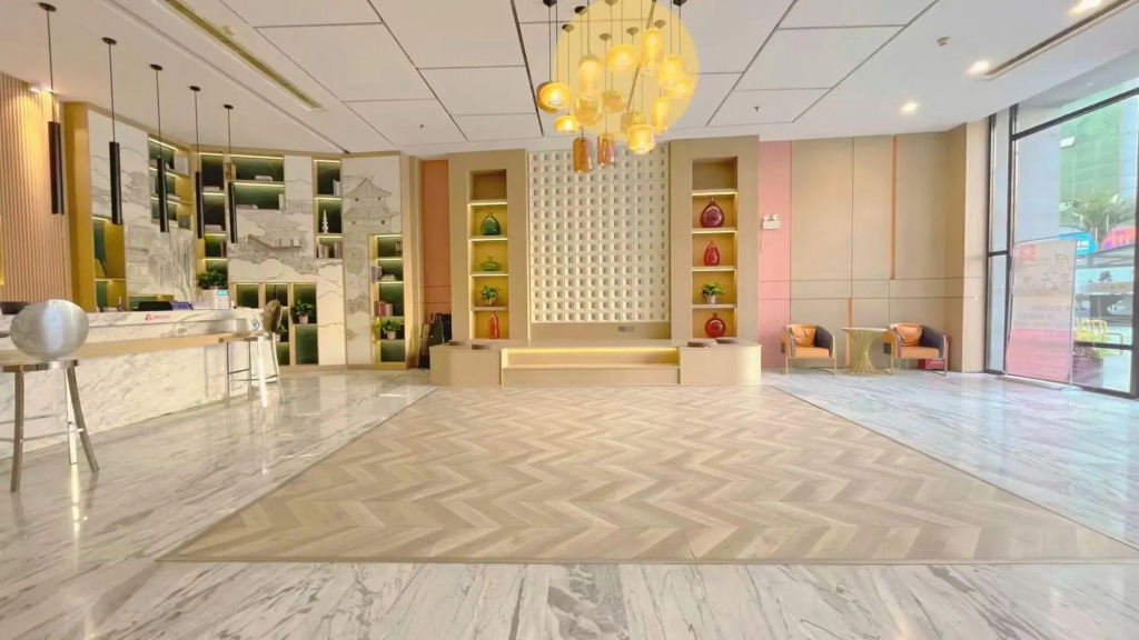 Shengjing Yijia Hotel (Xiangyang Railway Station People's Square Branch)