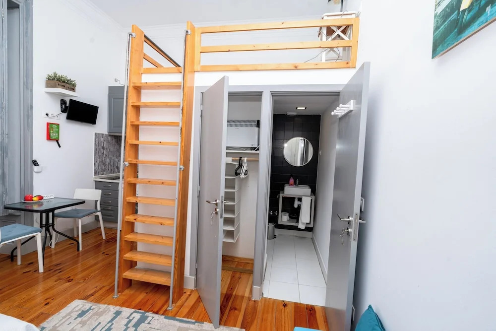 Spacious Two-Level 1 Bedroom 1 dboule bed Studio Apartment in Prime Lisbon Location
