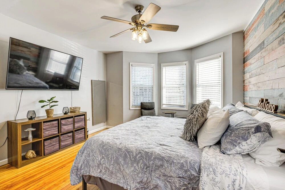 1 Mi to Downtown Newark: Urban Escape