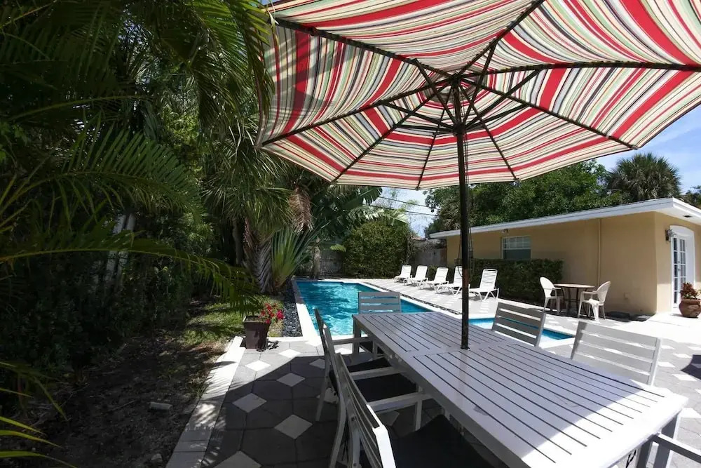 Beautiful Home Close To The Beach w Pool & Patio