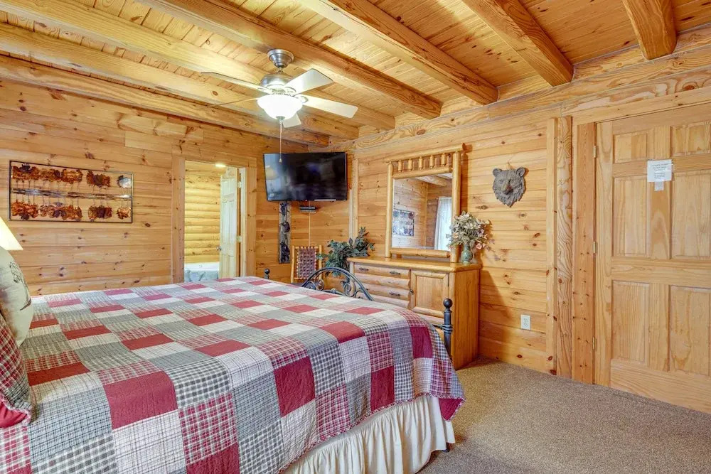 Pet-friendly Cabin w/ Loft: 5 Mi to Lake Lure!