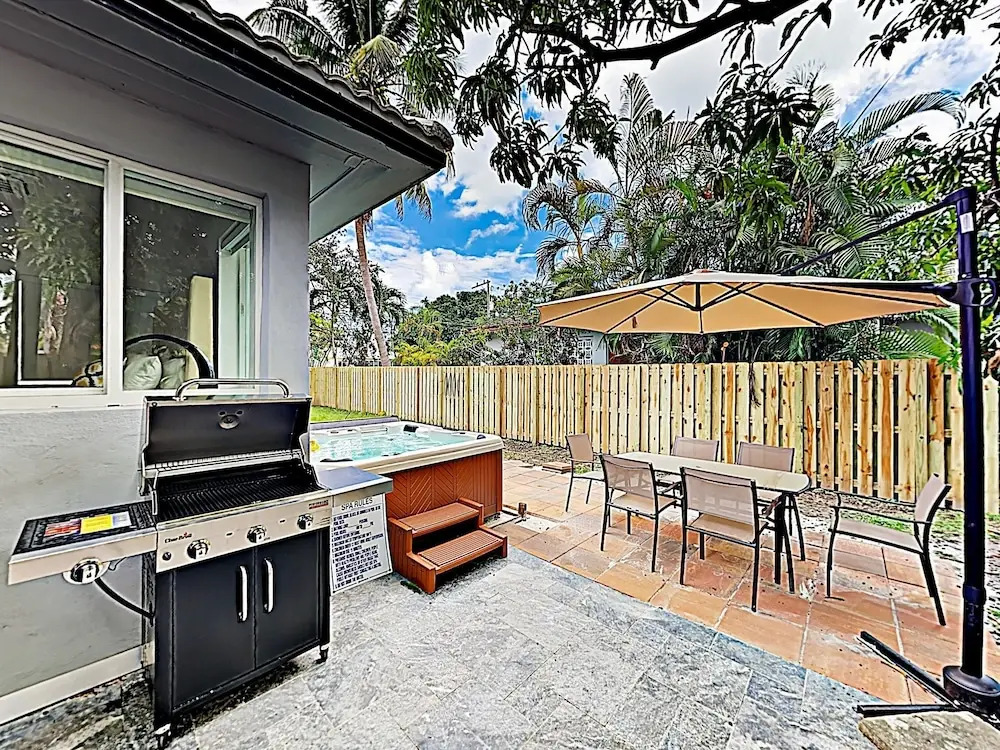 New Listing! Ultra-modern Luxury W/ Hot Tub 4 Bedroom Home