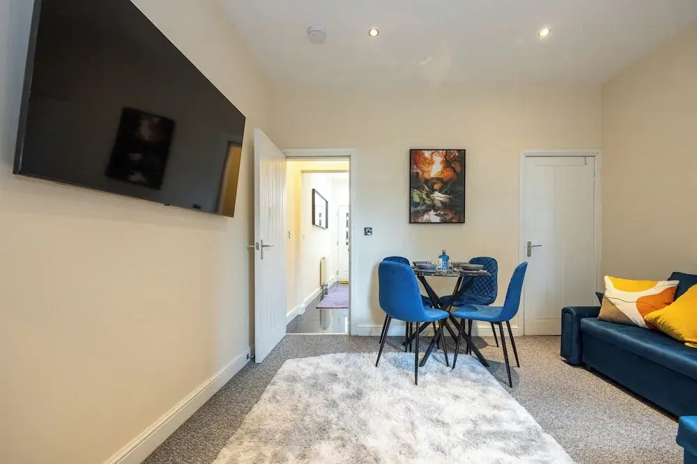 Stunning 3 Bedroom Home in Newcastle-under-lyme With Garden