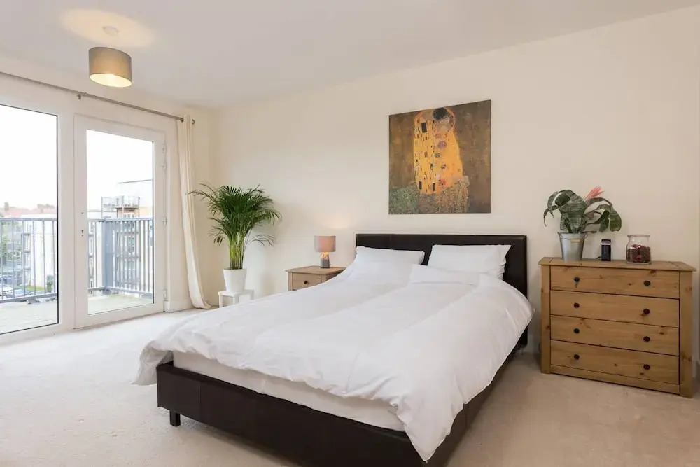 3 Bedroom Apartment Sleeps 6 in Clapham South