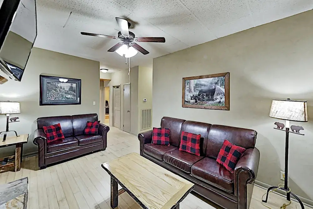 Mountain Echoes : Hot Tub & Home Theater! 2 Bedroom Cabin