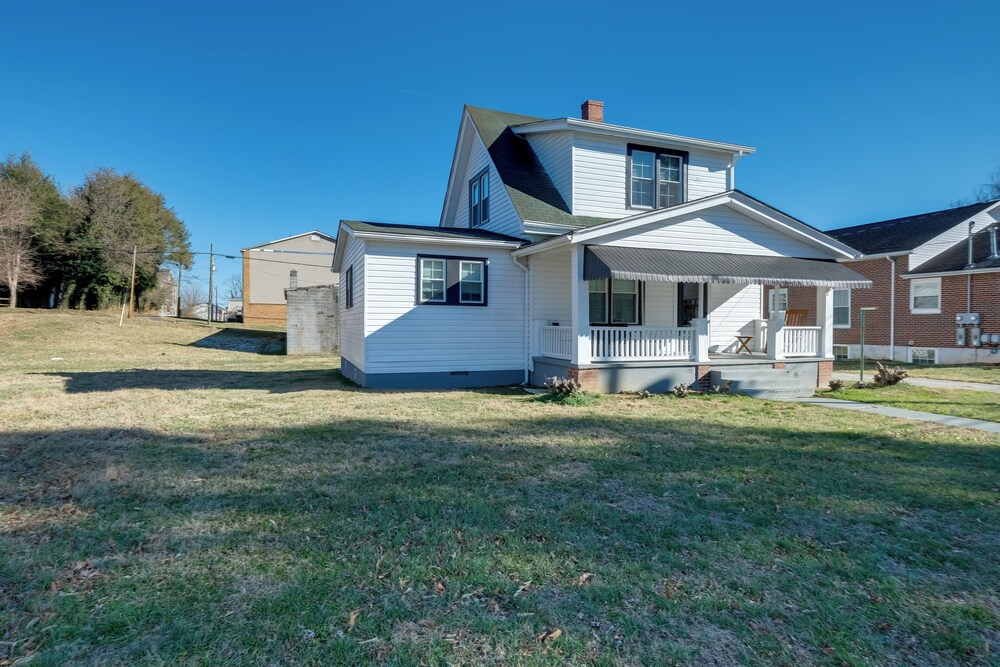 Walk to Main St & Campus! Dtwn Radford Home