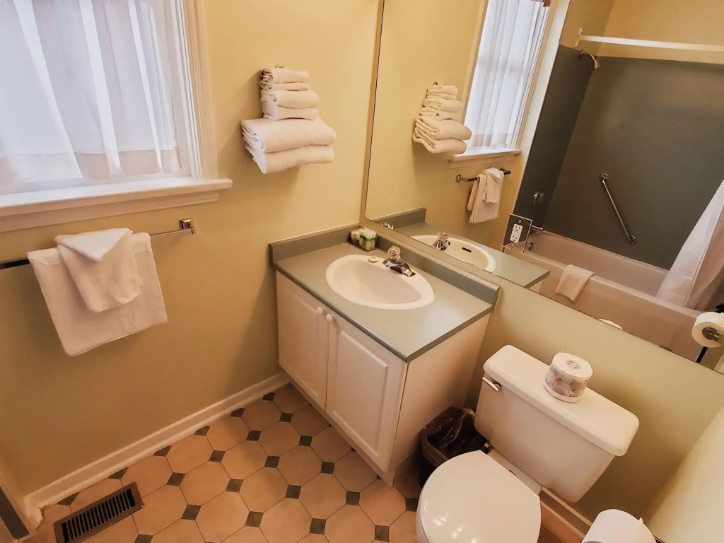 James Bay Inn Hotel, Suites & Cottage