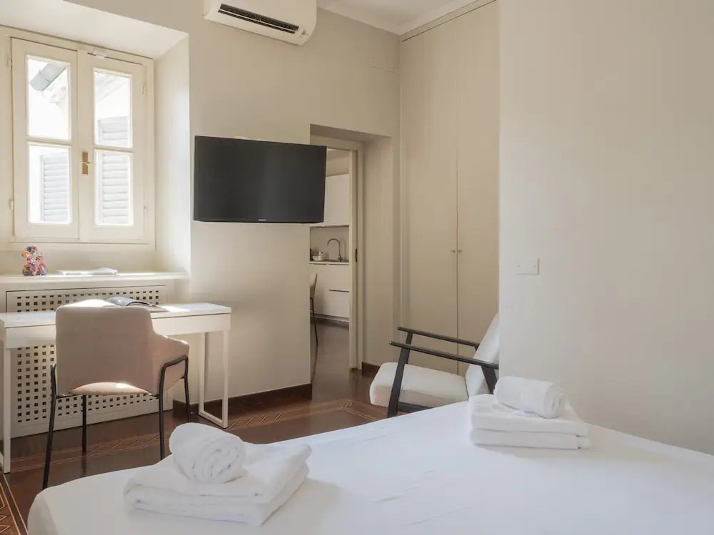 Corso Venezia - Elegant 1 BR apt With Shared Rooftop Terrace in the Heart of Milan