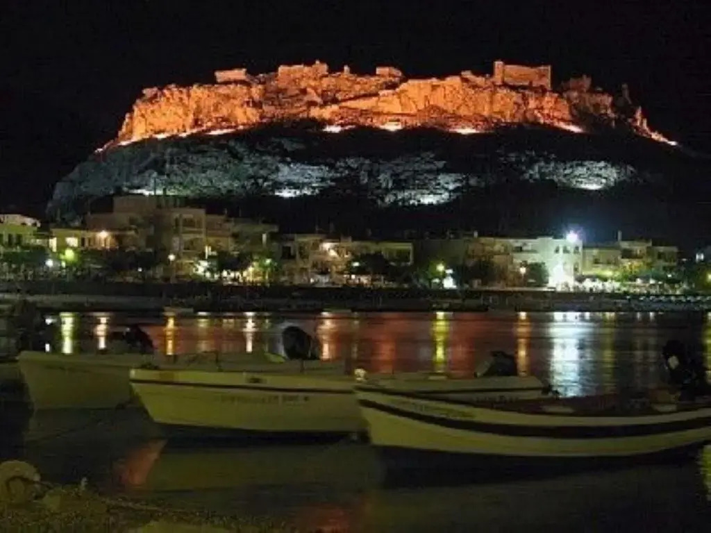 2 min drive to Haraki Beach & 10 to Lindos