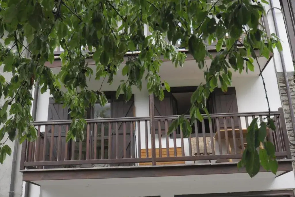ALTIDO Rustic Apt for 4 with Parking Nearby Ski Lifts