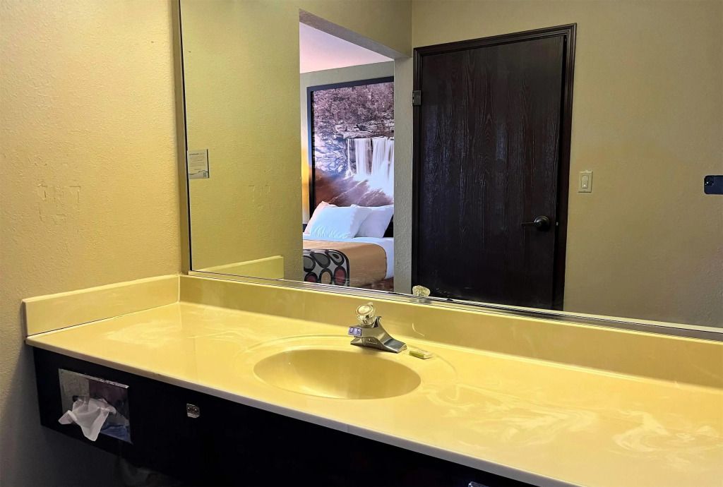 Super 8 by Wyndham Madison IN