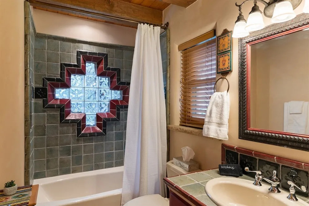 La Joya - Spacious and Historic Downtown Jewel