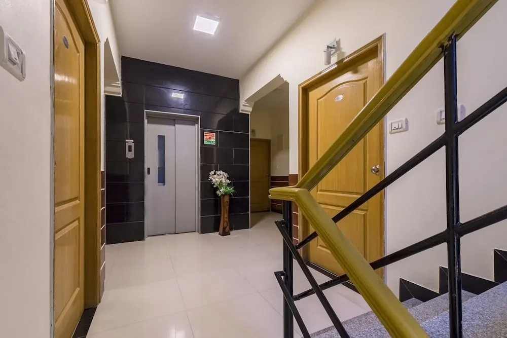 Hotel Raj Comforts - Golf View