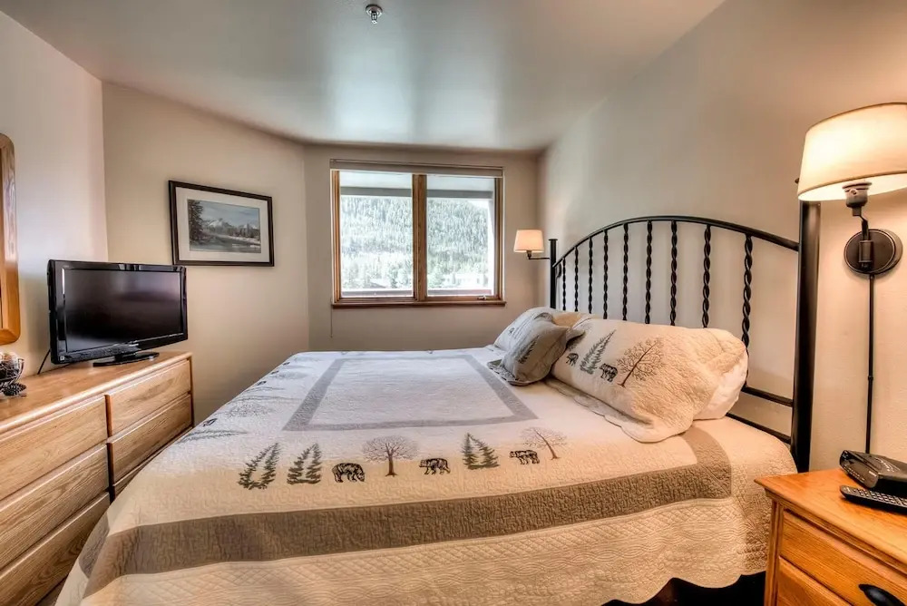 Lakeshore 1540 by Book by Owner