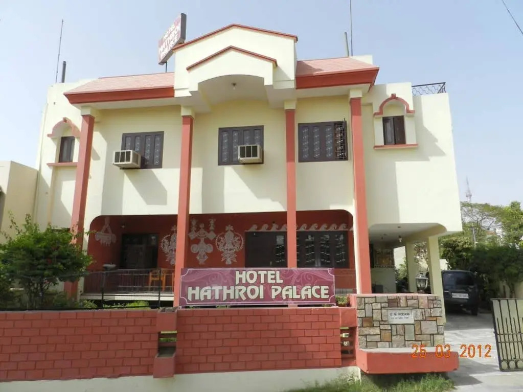 Hotel Hathroi Palace