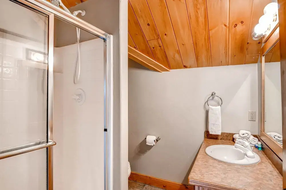 4br Log  W/ Hot Tub, Sauna & Chef's Kitchen 4 Bedroom Home