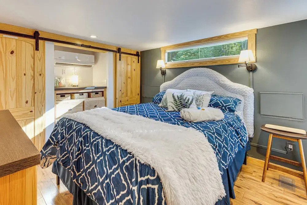 Private Hot Tub & Deck: Woodland Park Tiny Home