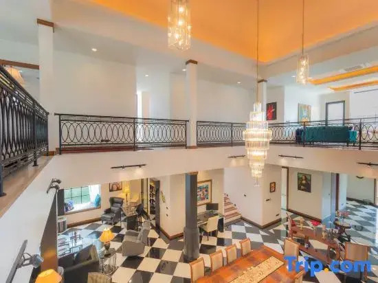 Villa Viola 7 Bedroom, Fully Staffed, on the Golf Course