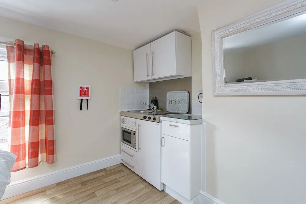 St Marys Modern Central Huge Studio Apartments