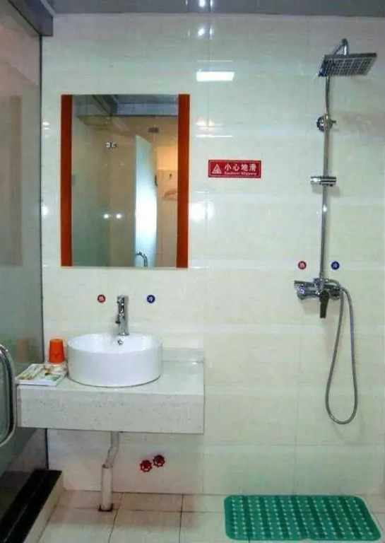 Lily Holiday Hotel (Yichang East Railway Station Fujiuyuan Xintiandi Branch)(百合假日酒店(宜昌东站店))